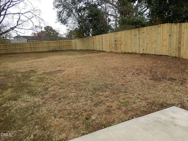 a view of a backyard