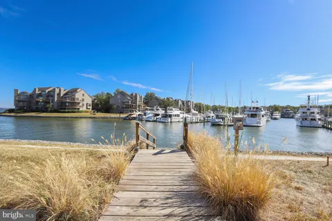 $750,000 | 2018 Quay Village Court, Unit 201, Annapolis, MD 21403