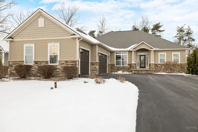 $925,000 | 128 Crane Landing, Manlius, NY 13104