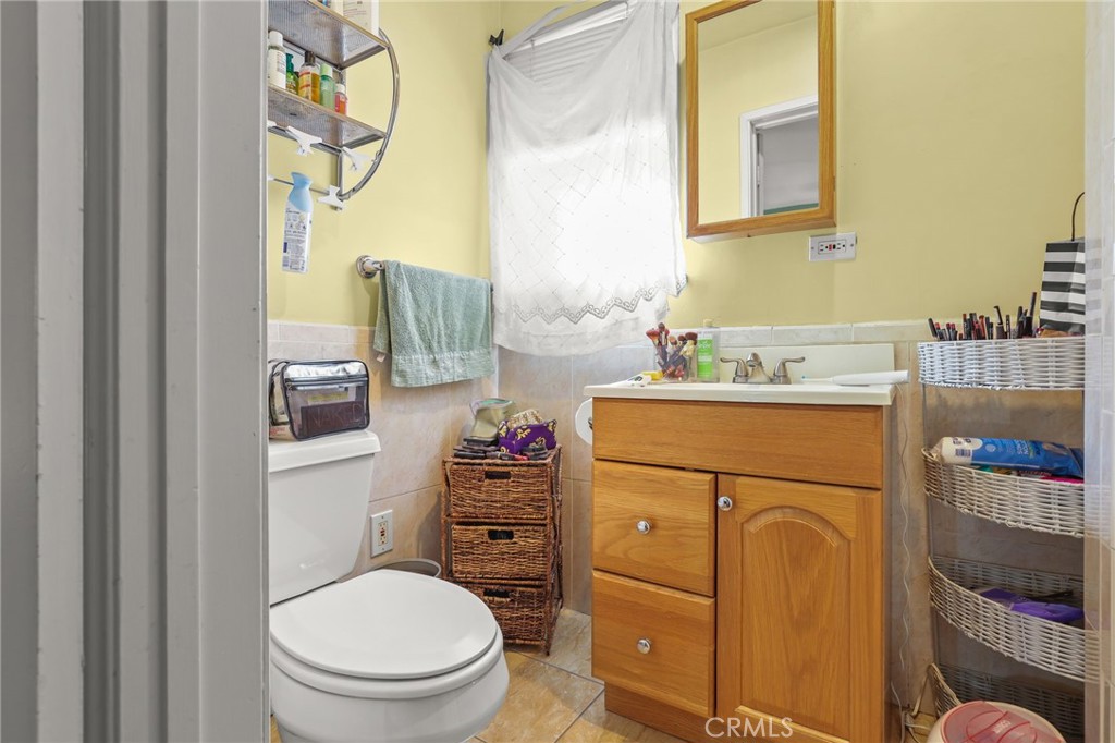 15719 Vose Street Lake Balboa, CA 91406 - Photo 21 of 41 a bathroom with a sink toilet vanity and tub
