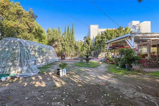 a view of a backyard