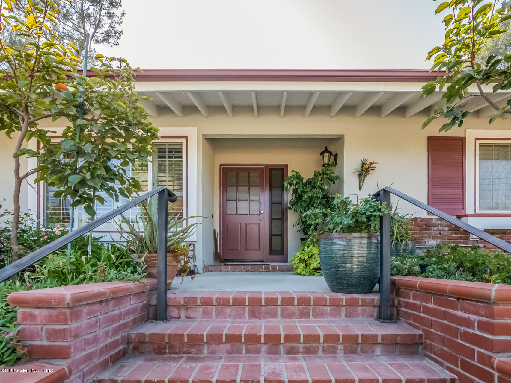 004-Front_Entrance-4927150-medium4x3