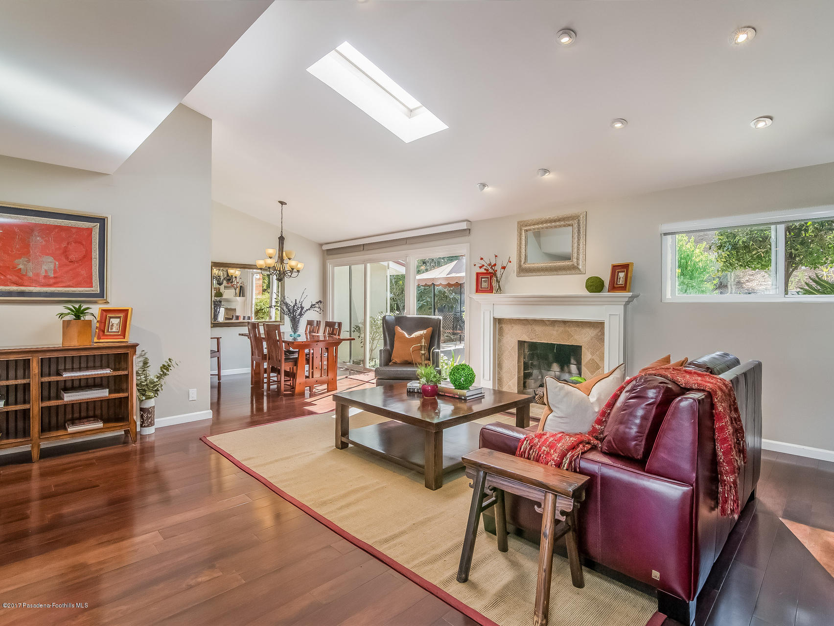 008-Living_Room-4927105-medium4x3