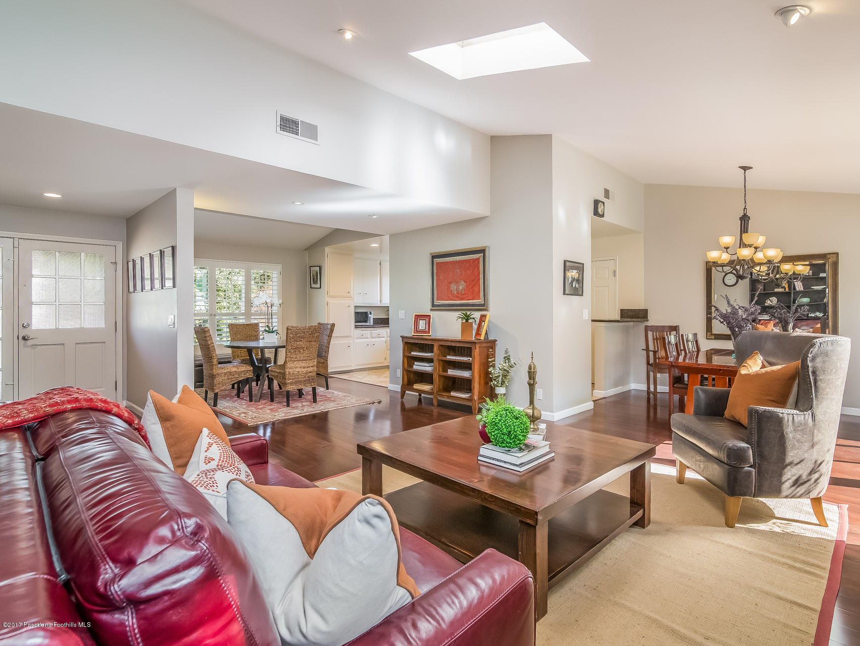 010-Living_Room-4927110-medium4x3