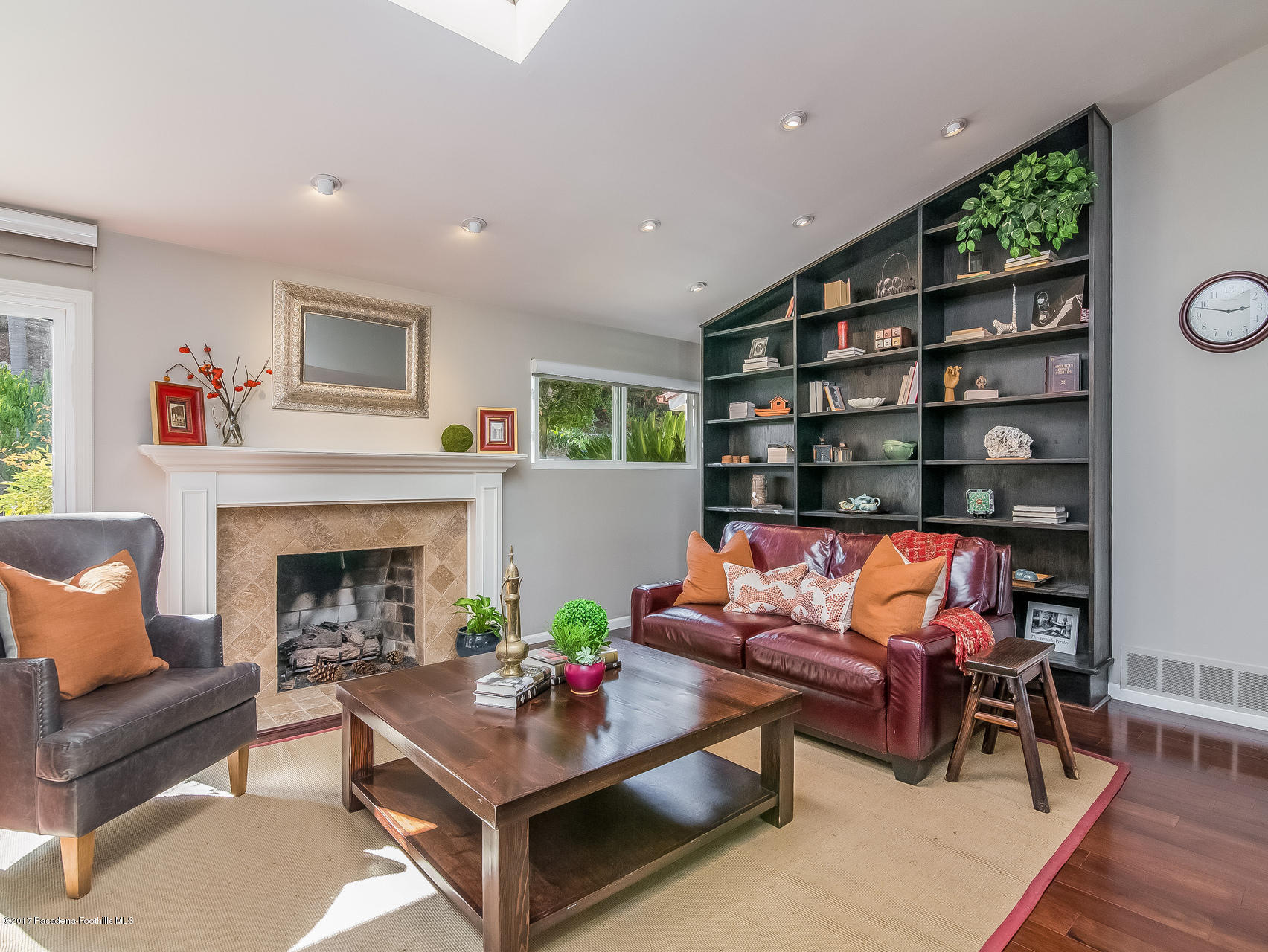 011-Living_Room-4927111-medium4x3