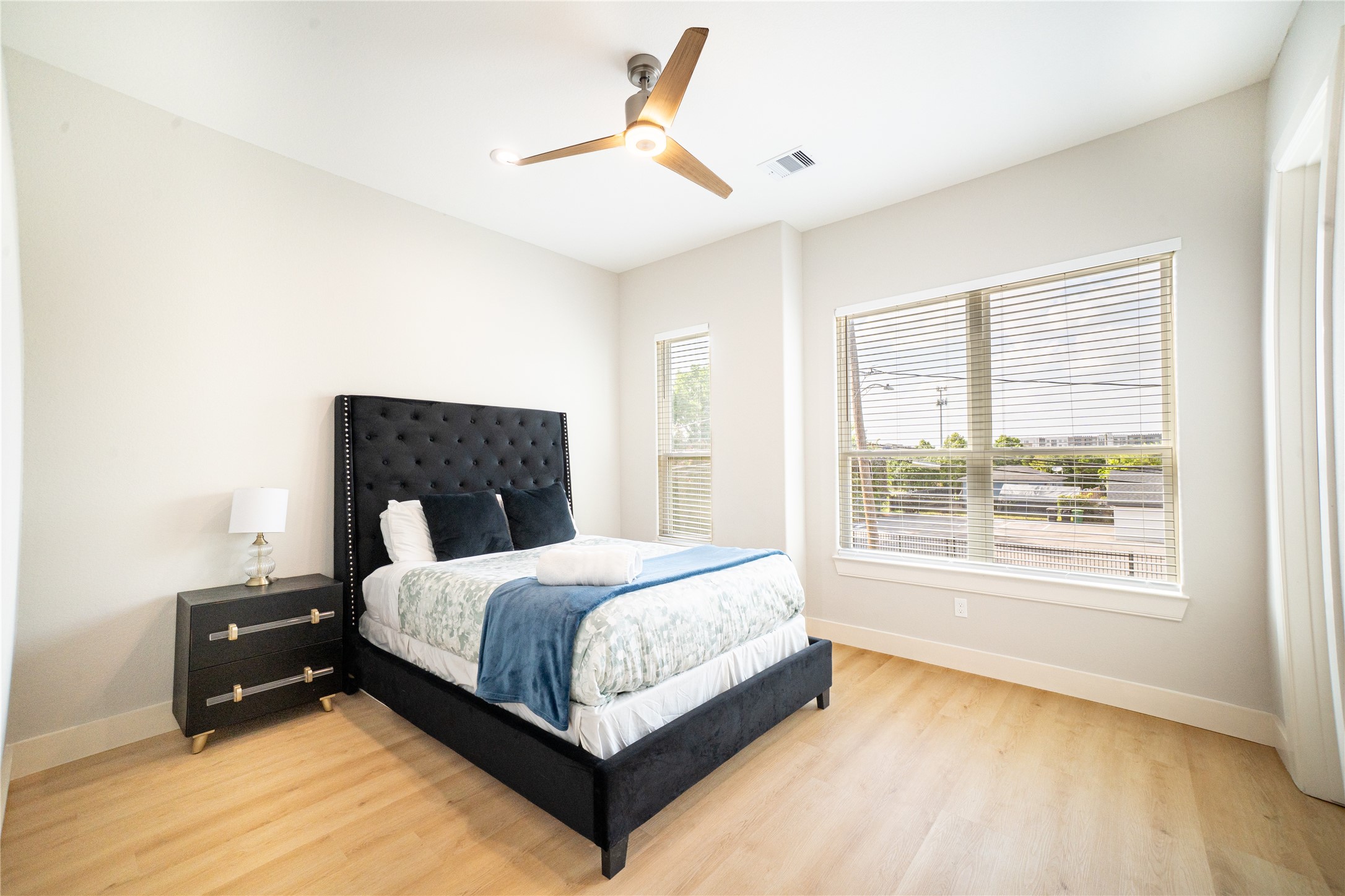 4607 Nolda Street, Unit B Houston, TX 77007 - Photo 10 of 14 Well-sized secondary bedroom fully remodeled as well.