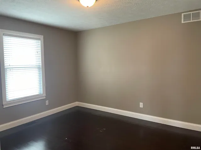 $2,250 | 700 Garvey Lane, Chatham, IL 62629