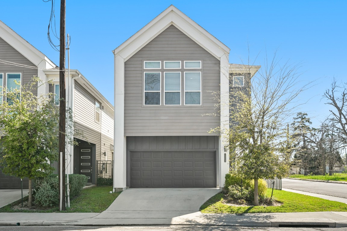 4002 Elser Street Houston, TX 77009 - Photo 29 of 36 a front view of a house with a yard