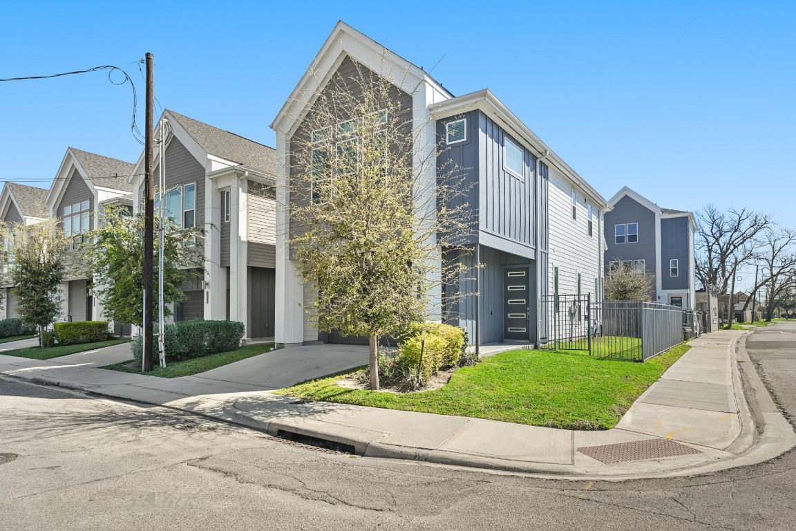 4002 Elser Street Houston, TX 77009 - Photo 30 of 36 a front view of a house with a yard