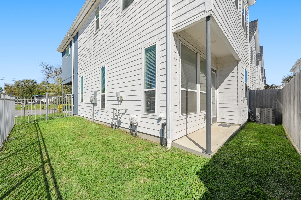 4002 Elser Street Houston, TX 77009 - Photo 32 of 36 a view of backyard with deck
