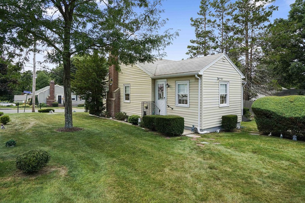 28 Edwards Road Braintree, MA 02184 - Photo 3 of 26 Gallery Image 3
