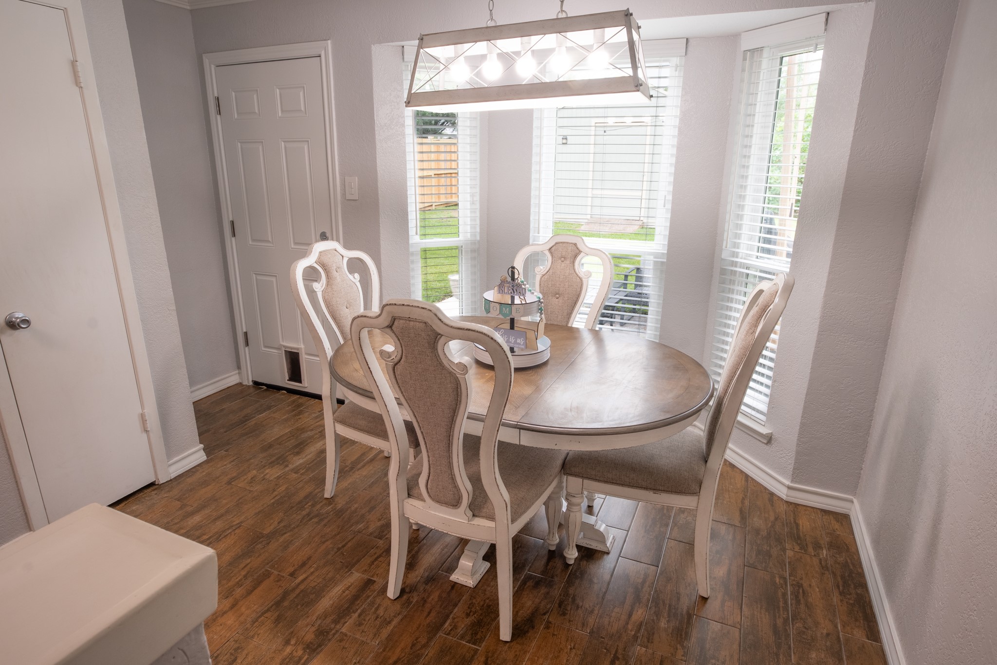 10 Wagon Ln Loop Angleton, TX 77515 - Photo 8 of 28 a dining room with furniture and wooden floor