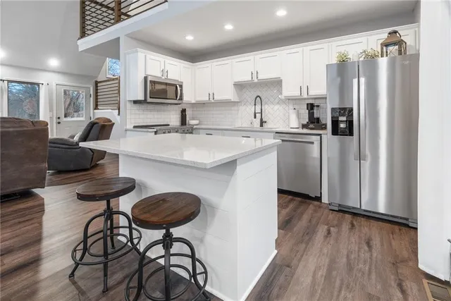 $525,000 | 385 Lake Viking Terrace, Gallatin, MO 64640