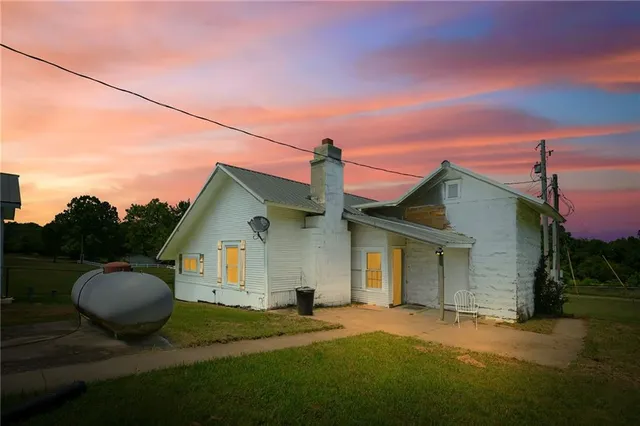 $1,900,000 | 2105 Northeast 315 Pvt Road, Osceola, MO 64776