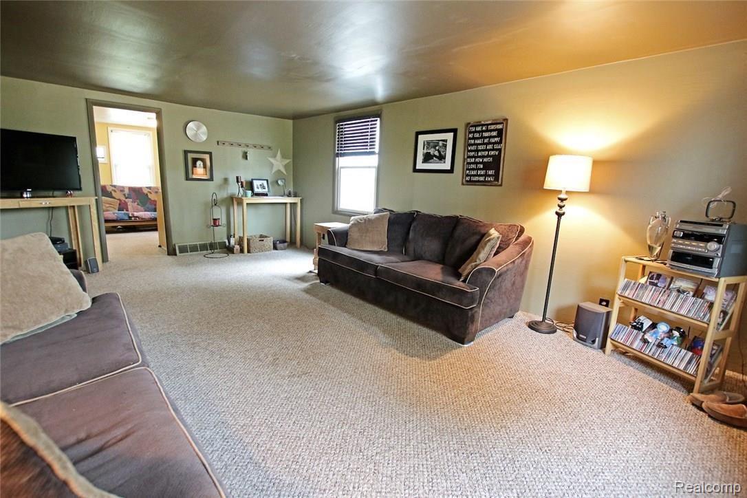1432 North Van Road Holly, MI 48442 - Photo 11 of 53 11) Living Room.jpg