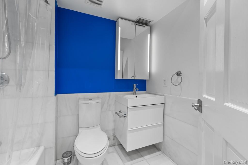 208 Harris Road, Unit BA1 Bedford Hills, NY 10507 - Photo 18 of 20 Full hall bath with tub/shower