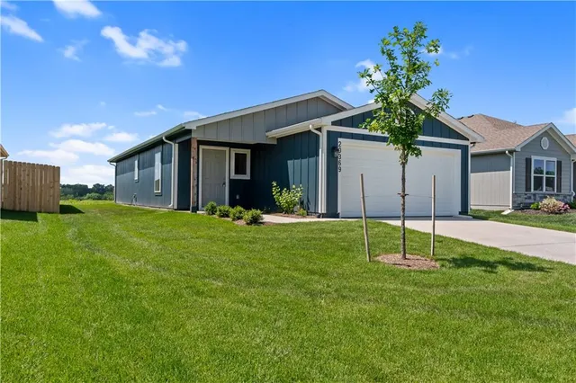 $274,635 | 426 Rock Creek Drive, Tonganoxie, KS 66086