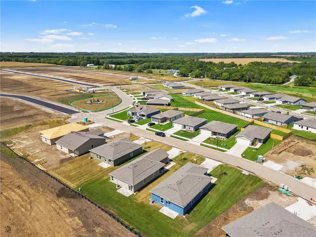 $274,635 | 426 Rock Creek Drive, Tonganoxie, KS 66086