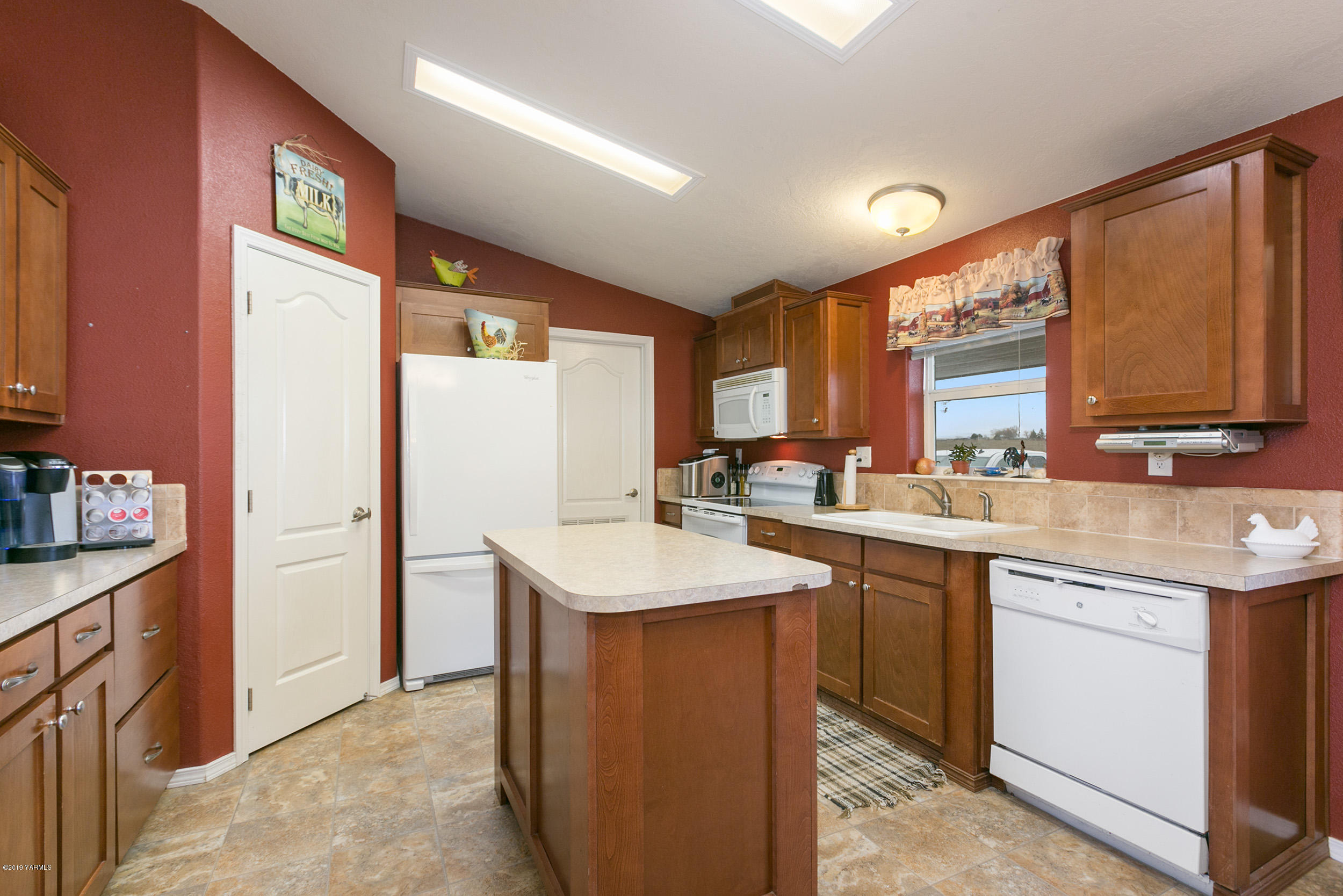 177 Division Road Zillah, WA 98953 - Photo 13 of 23 a kitchen with stainless steel appliances granite countertop a sink stove and refrigerator