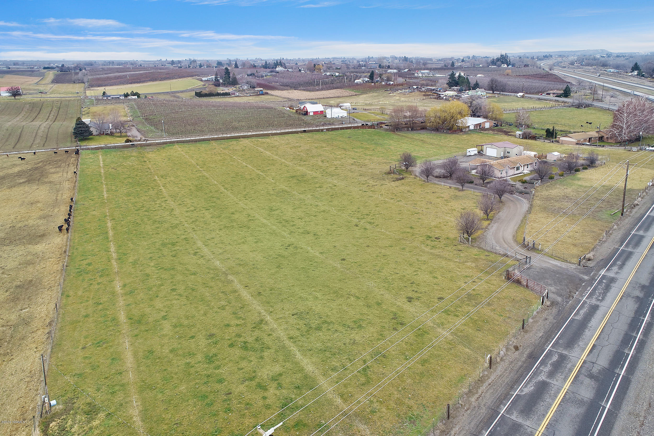 177 Division Road Zillah, WA 98953 - Photo 5 of 23 a view of a swimming pool with a lake view