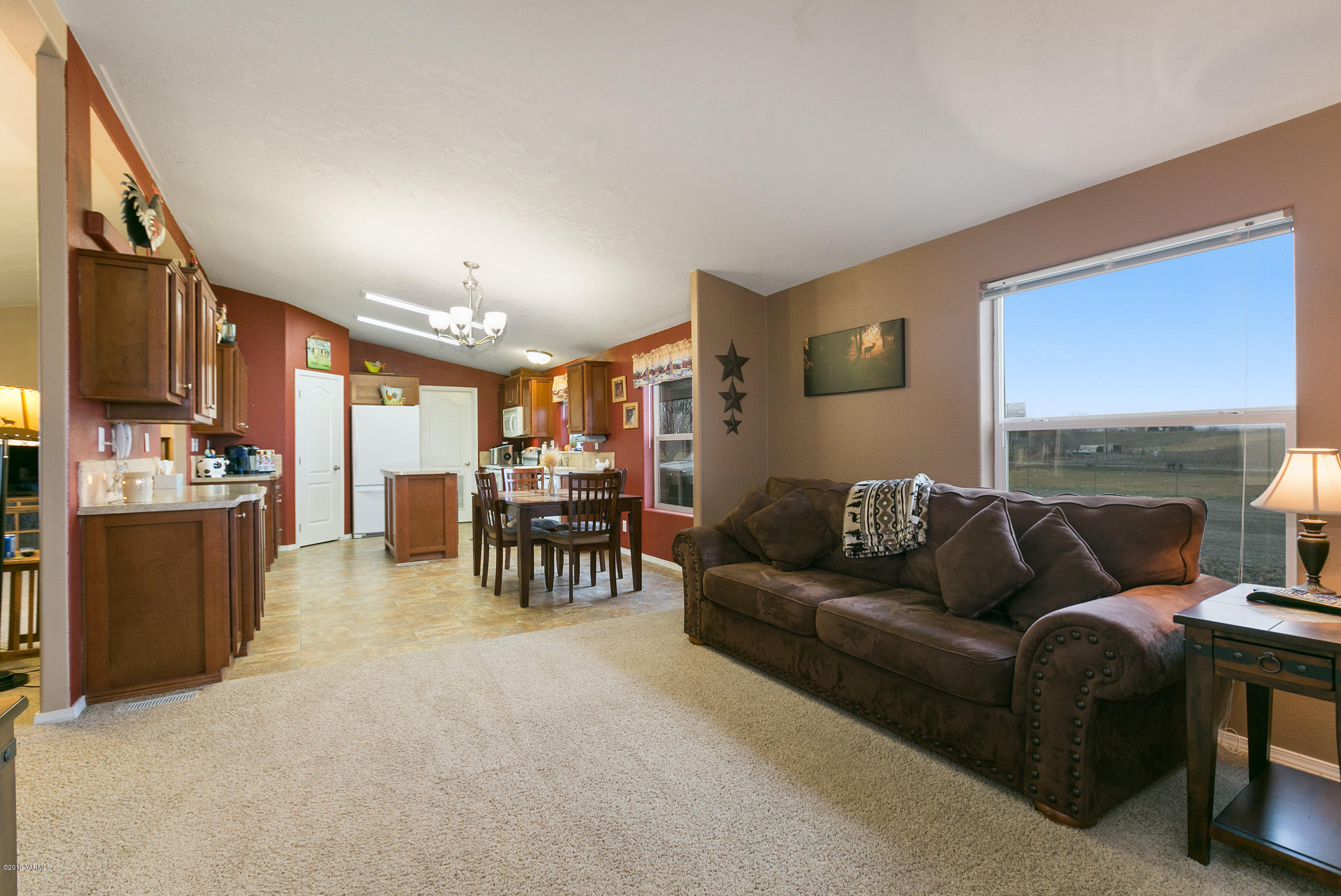177 Division Road Zillah, WA 98953 - Photo 9 of 23 a living room with furniture and kitchen view