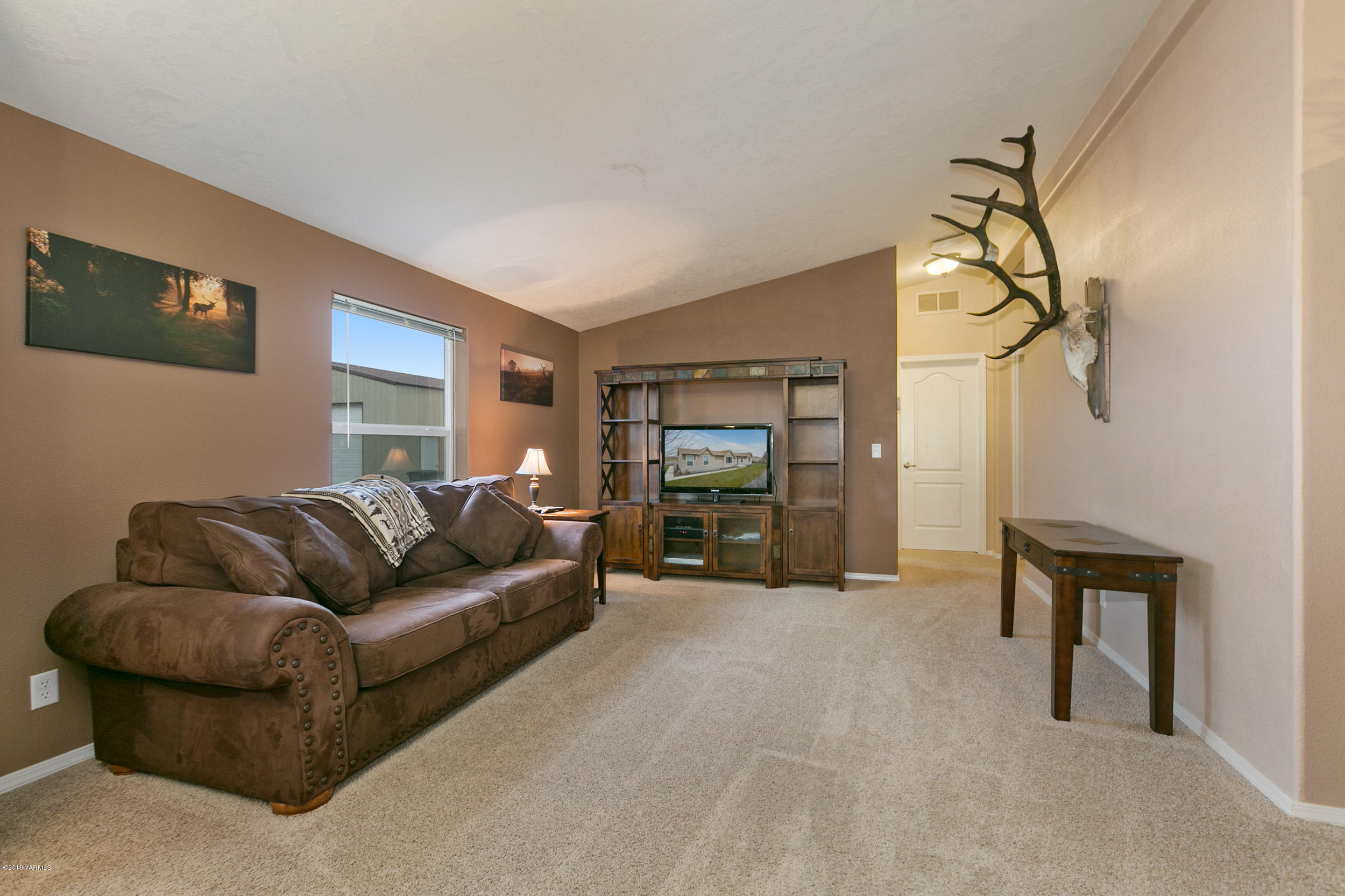 177 Division Road Zillah, WA 98953 - Photo 10 of 23 a living room with furniture and a flat screen tv