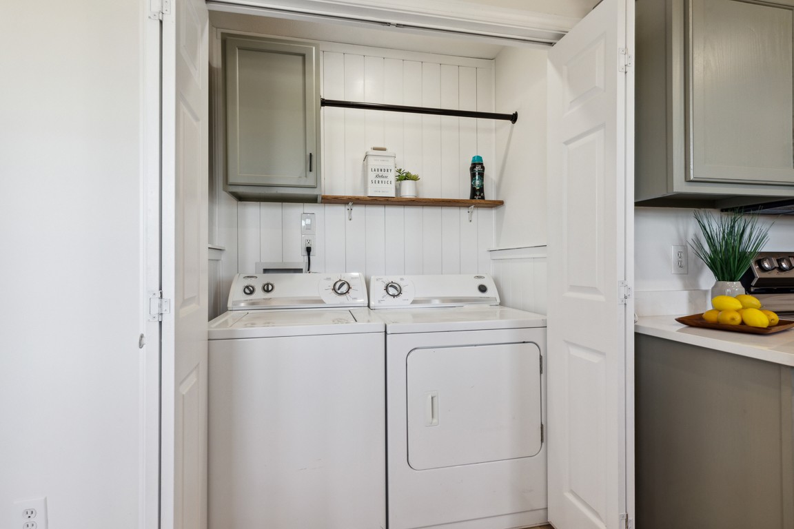 486 Berry Circle Springfield, TN 37172 - Photo 8 of 27 a utility room with dryer and washer