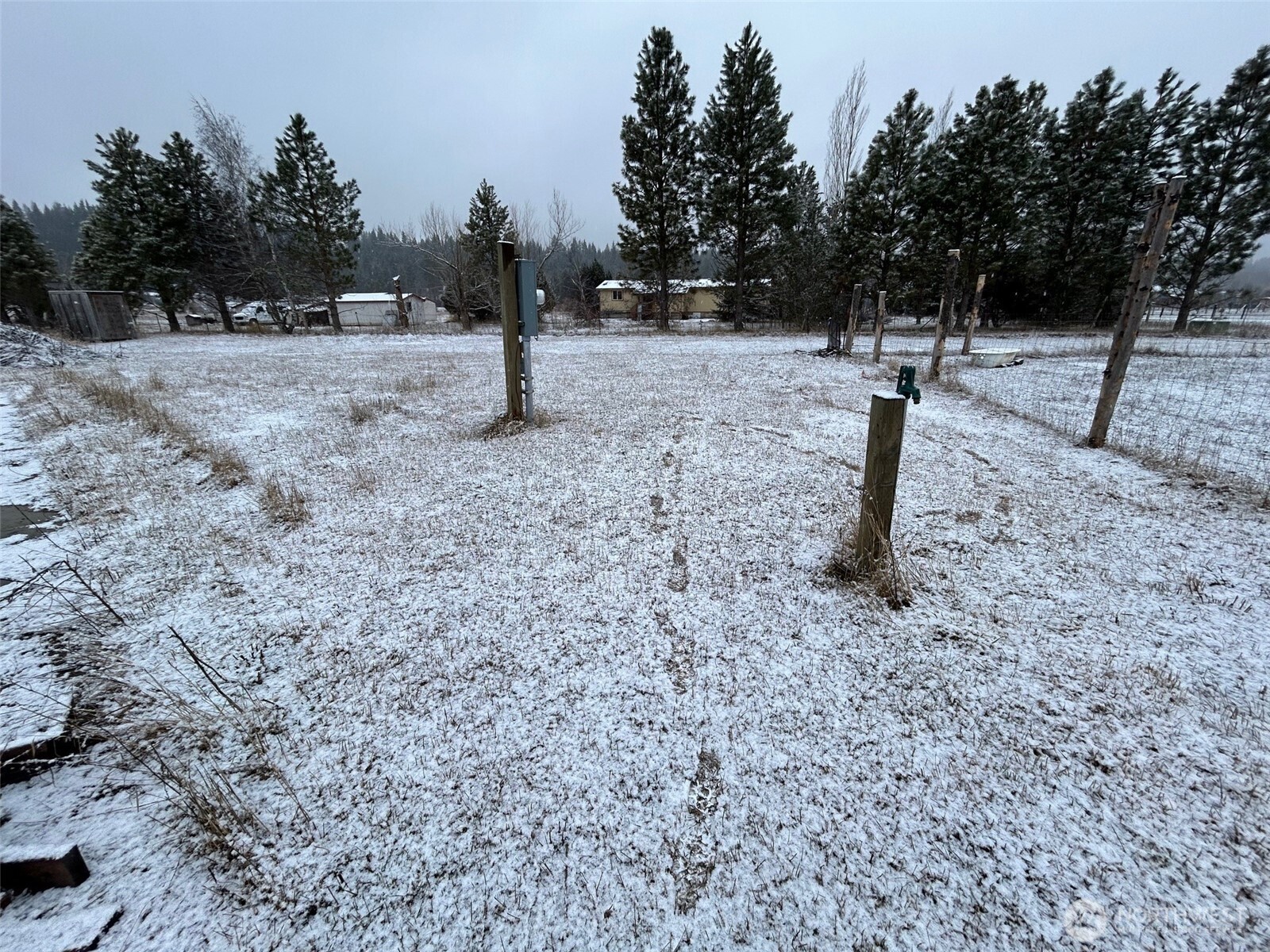 571 Little Creek Road Cle Elum, WA 98922 - Photo 4 of 6 a backyard of a house with lots of green space