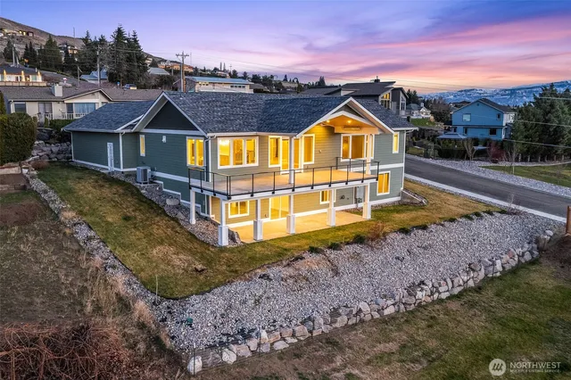 $978,500 | 327 23rd Street Northeast, East Wenatchee, WA 98802