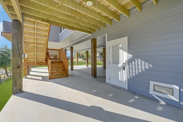 a view of livingroom with furniture