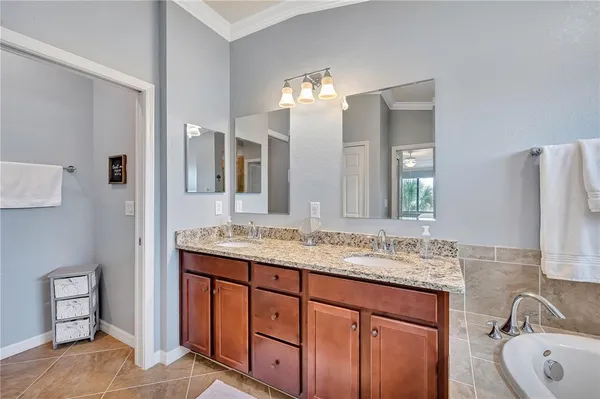 $2,300 | 5577 Palmer Circle, Unit 201, Bradenton, FL 34211