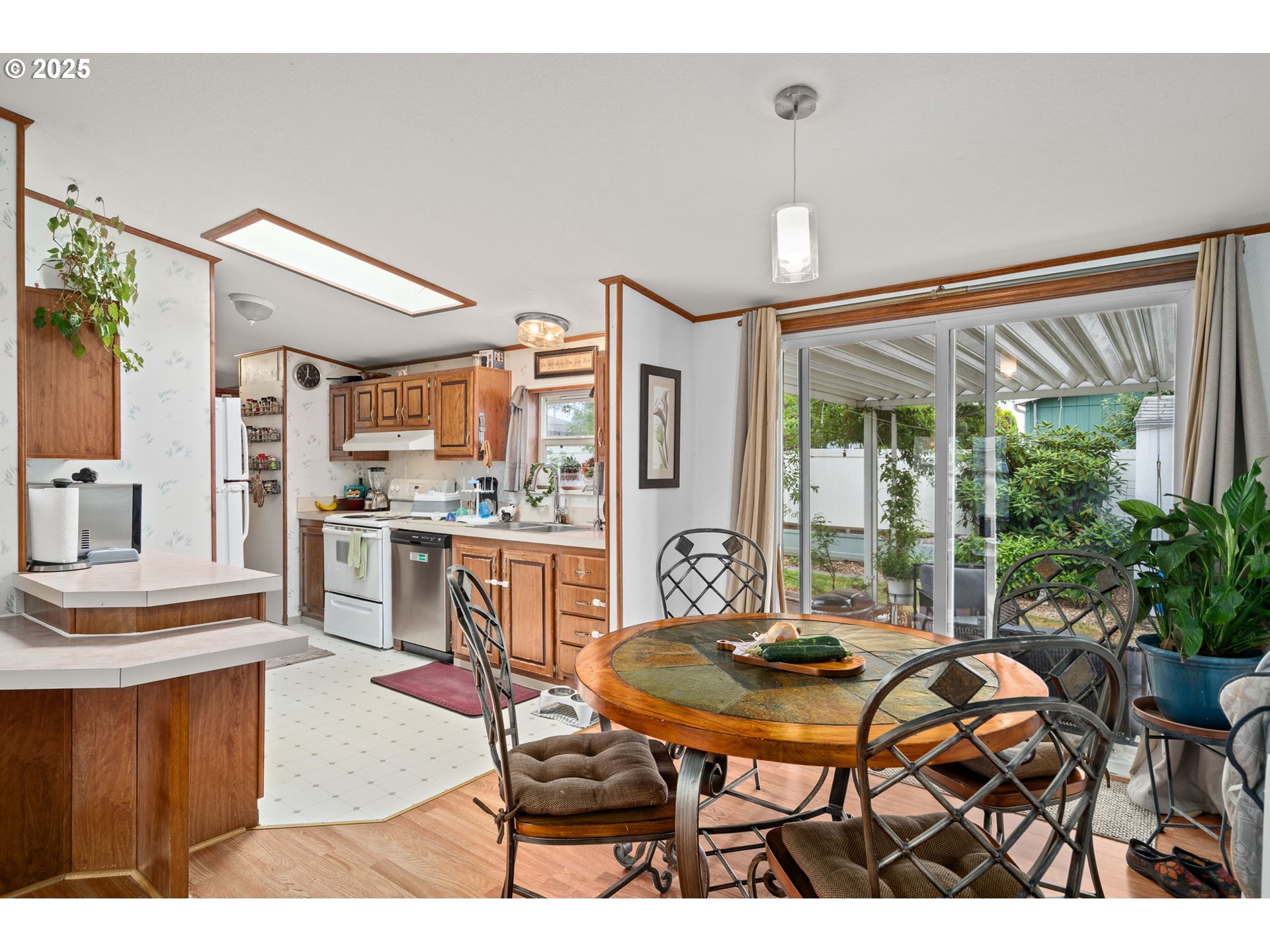 614 South 10th Street St. Helens, OR 97051 - Photo 14 of 32 a dining room with furniture and window