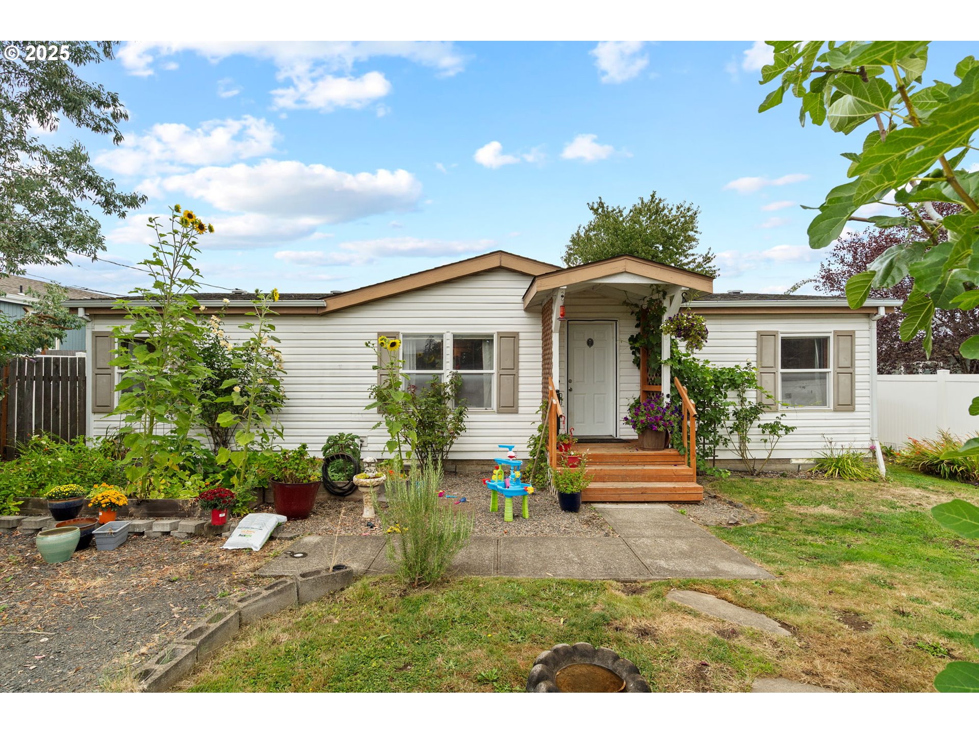 614 South 10th Street St. Helens, OR 97051 - Photo 2 of 32 a front view of a house with a garden
