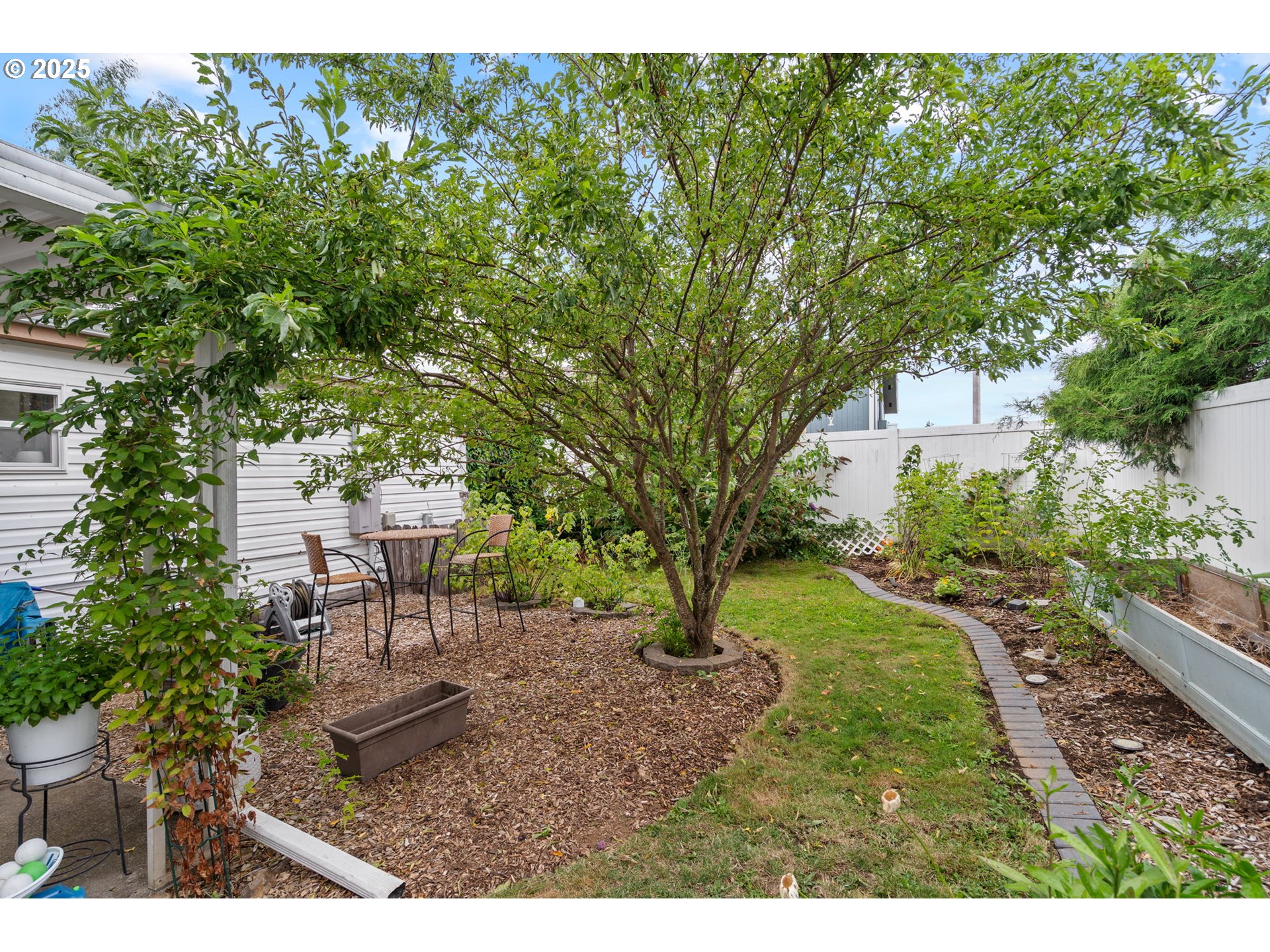 614 South 10th Street St. Helens, OR 97051 - Photo 30 of 32 a backyard of a house with table and chairs