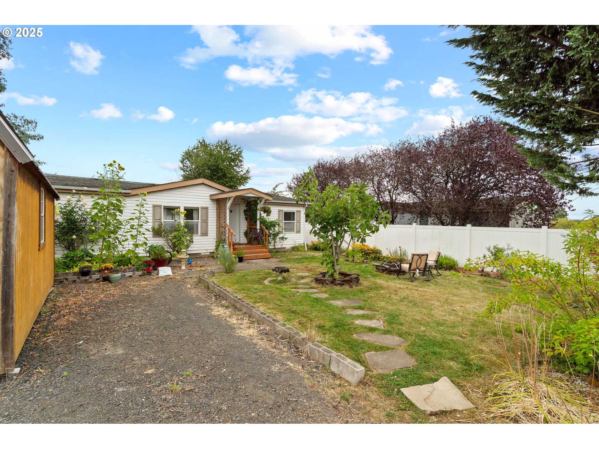 614 South 10th Street St. Helens, OR 97051 - Photo 3 of 32 a view of a house with backyard and sitting area