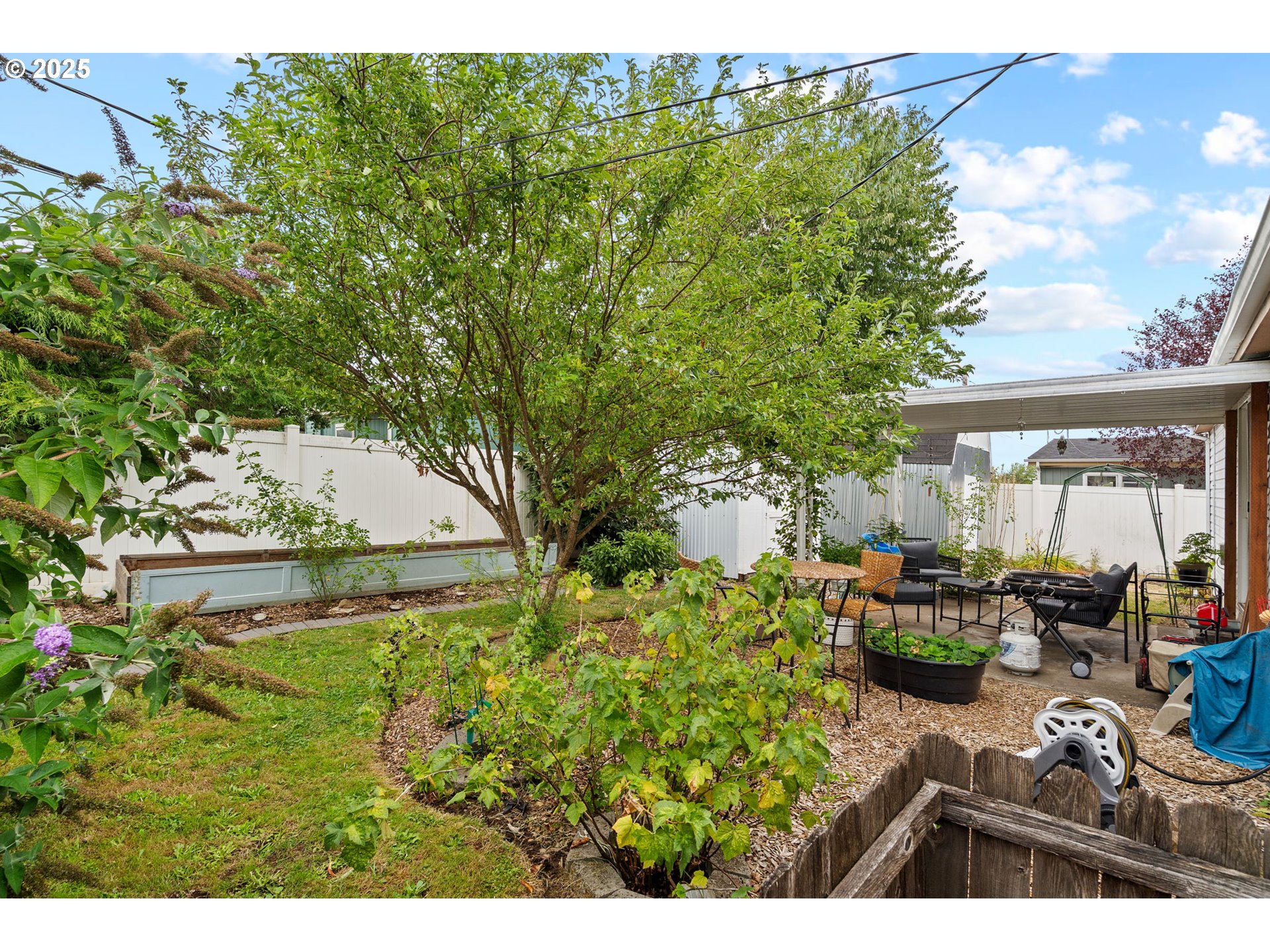 614 South 10th Street St. Helens, OR 97051 - Photo 31 of 32 a swimming pool with outdoor seating and garden