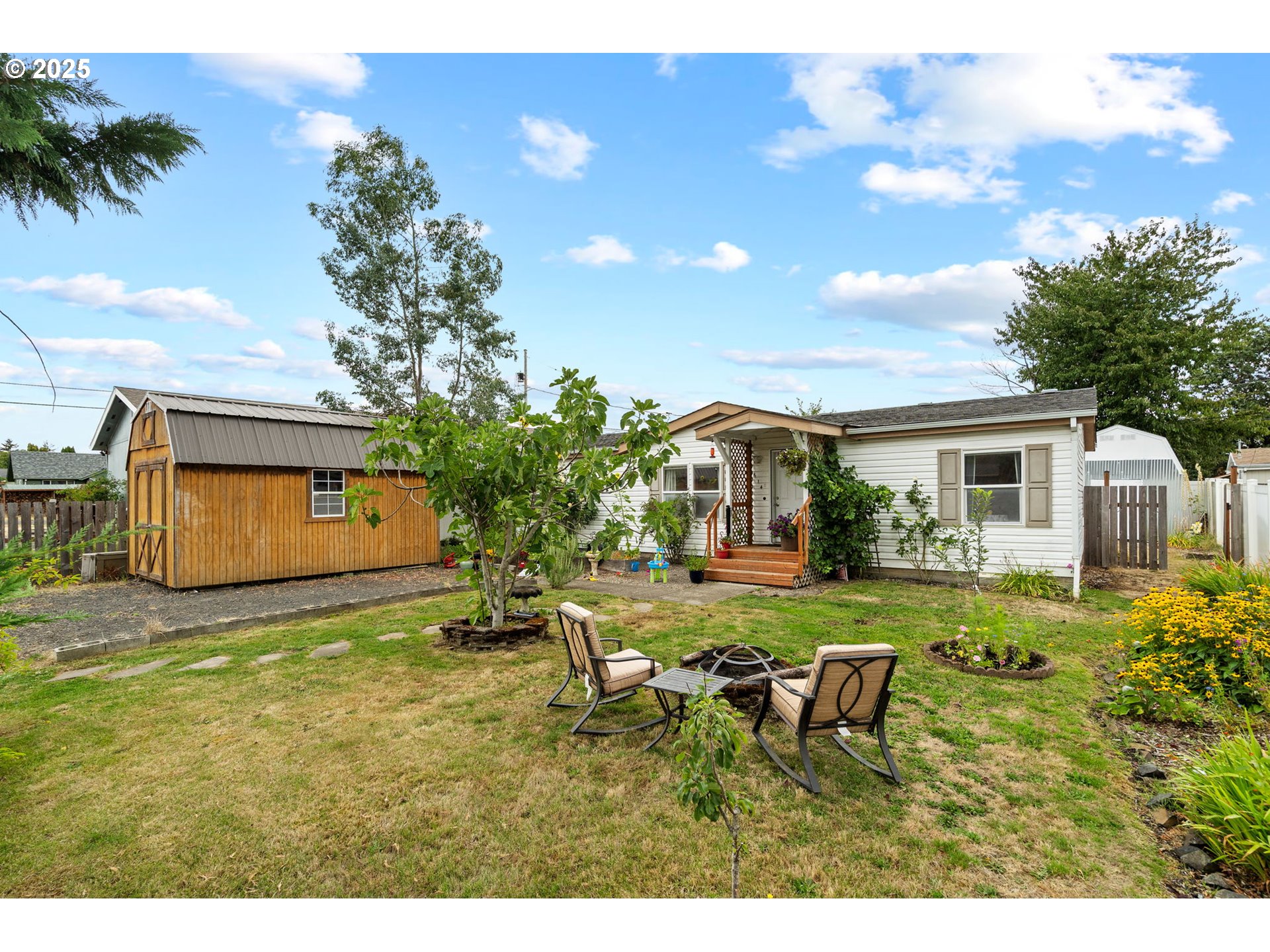 614 South 10th Street St. Helens, OR 97051 - Photo 4 of 32 a view of a big yard with a house