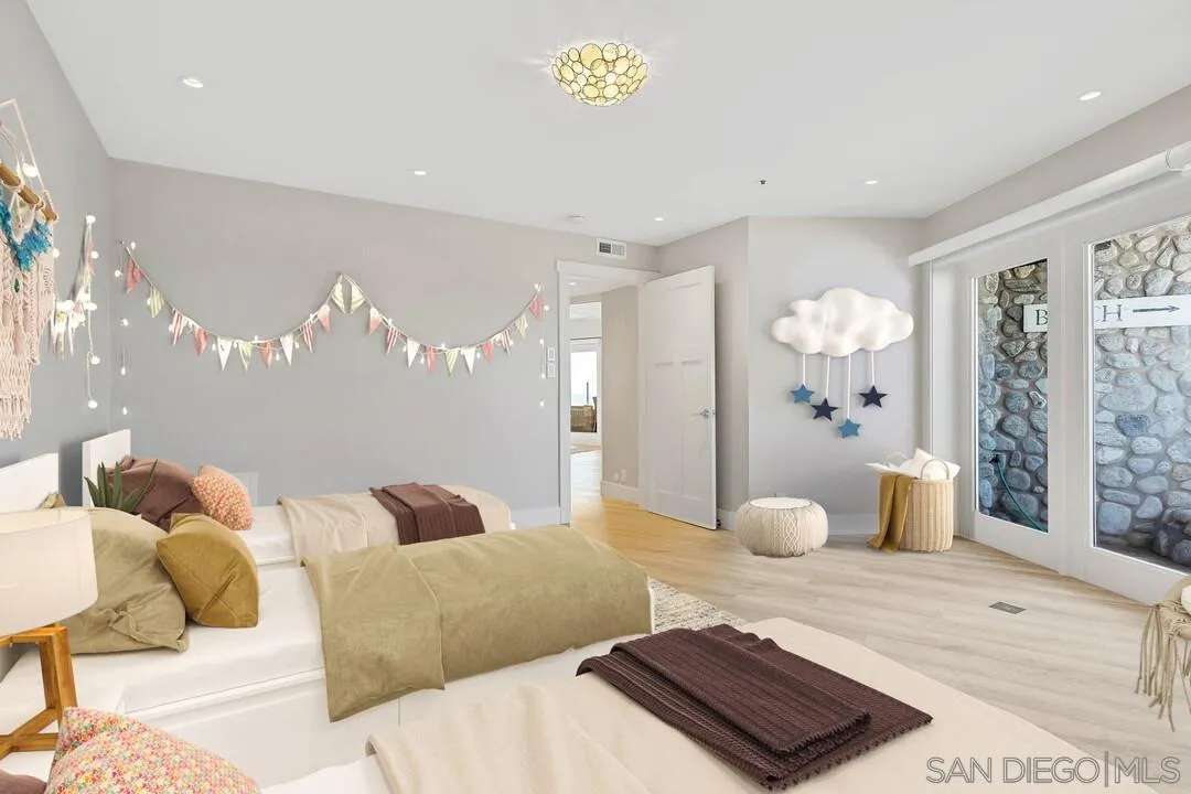 274 Coast Boulevard La Jolla, CA 92037 - Photo 38 of 64 a bedroom with a bed and a couch