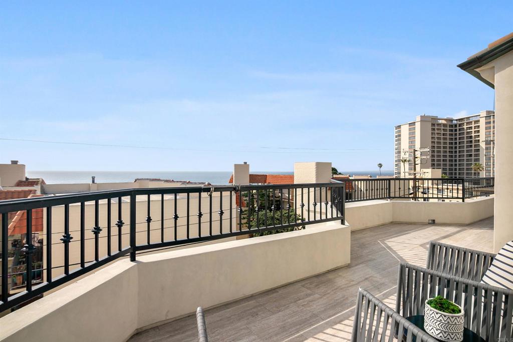 848 Prospect Street, Unit D La Jolla, CA 92037 - Photo 5 of 17 a balcony with city view