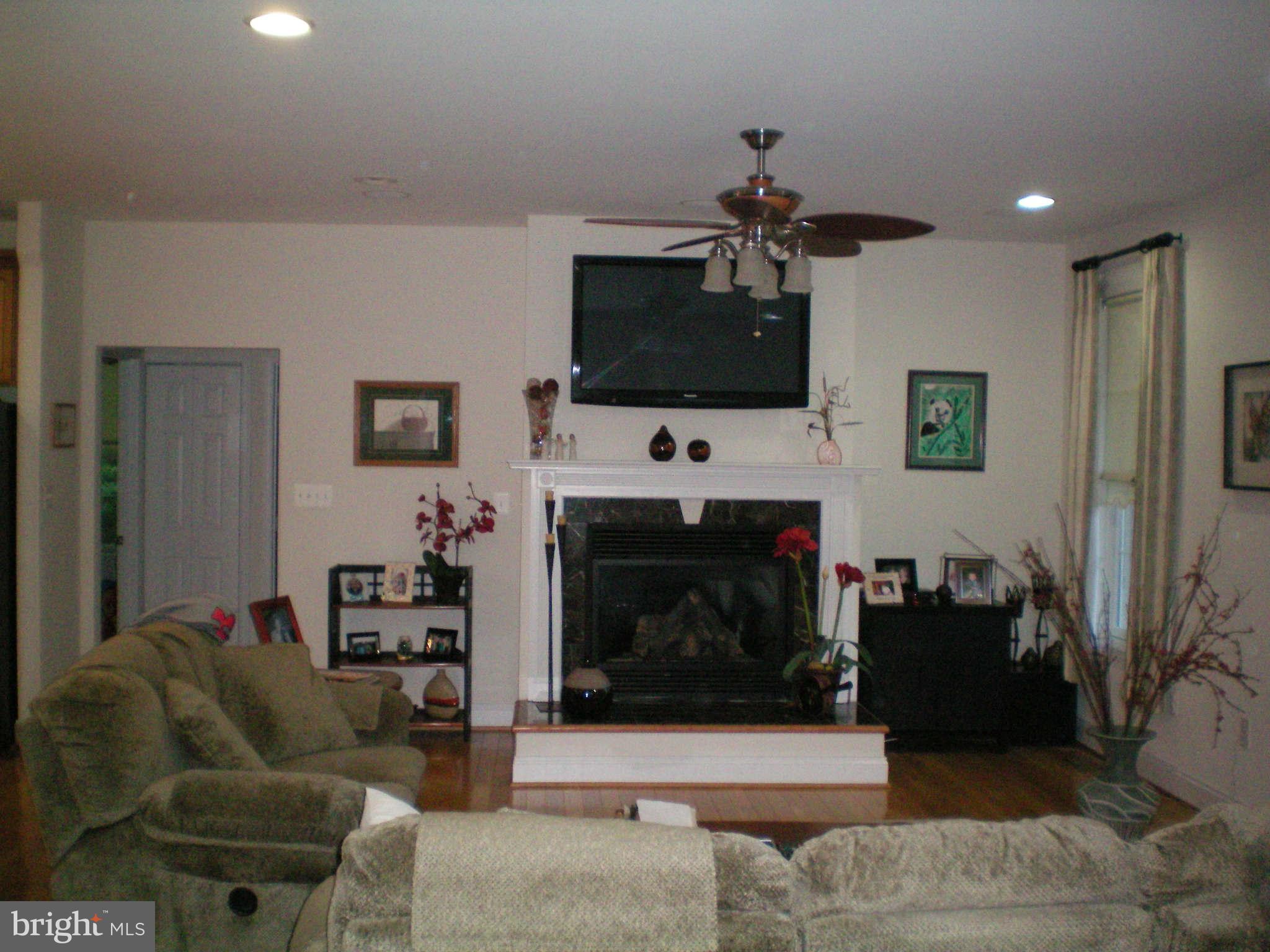 51 Bay Front Road Lothian, MD 20711 - Photo 11 of 30 Living Room