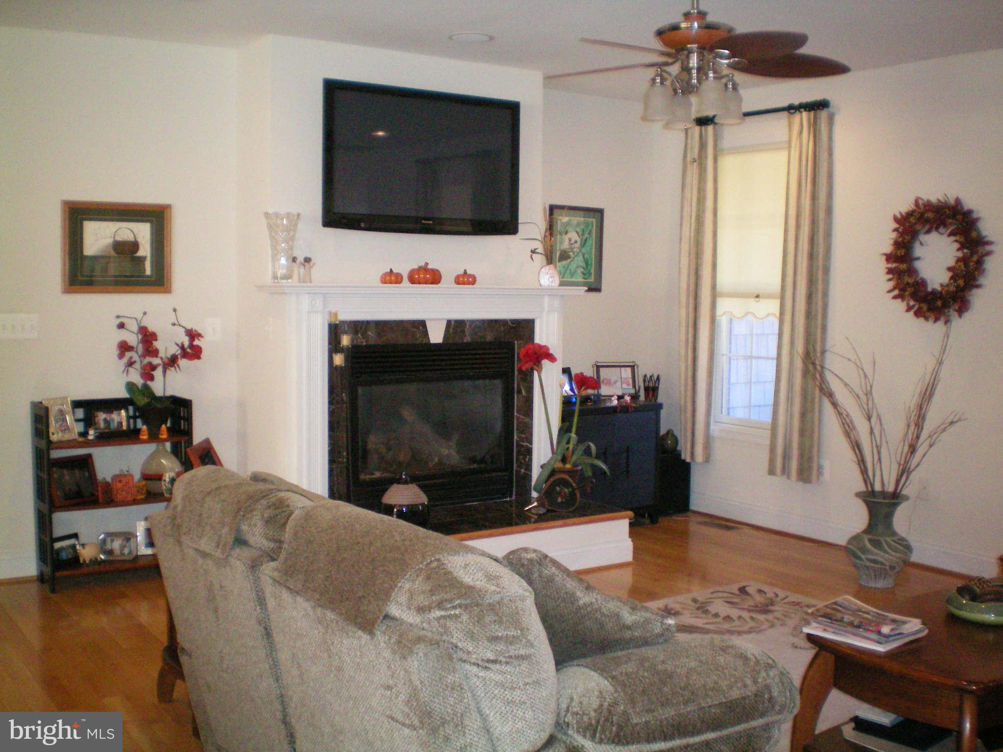51 Bay Front Road Lothian, MD 20711 - Photo 10 of 30 Living Room