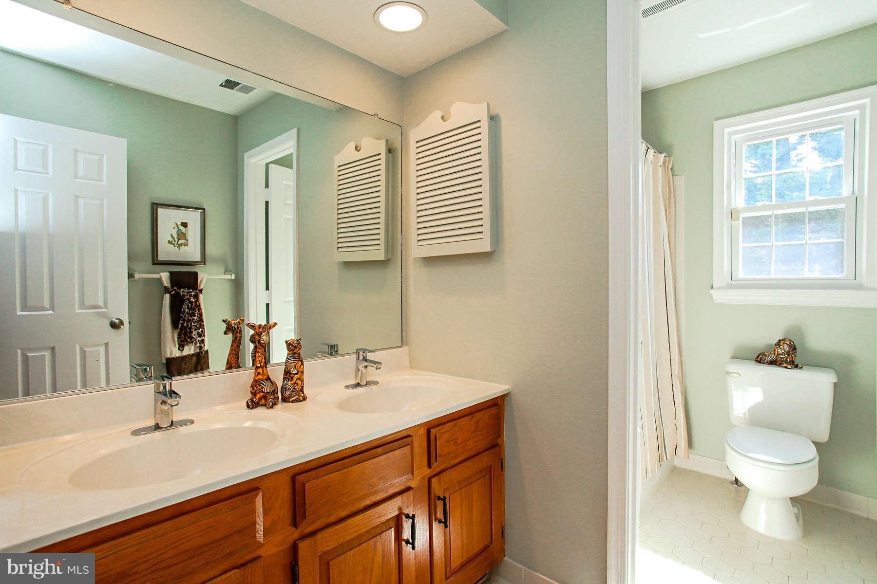 6307 Hunting Ridge Lane McLean, VA 22101 - Photo 26 of 30 Bath