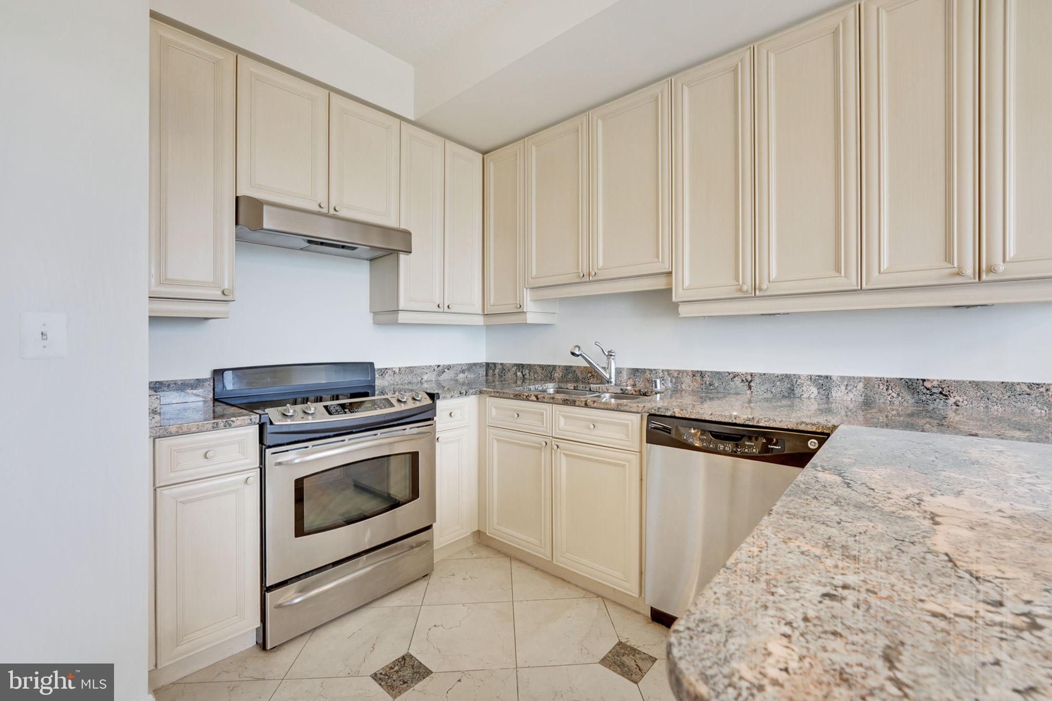 19355 Cypress Ridge Terrace, Unit 1111 Leesburg, VA 20176 - Photo 17 of 47 Stainless steel appliances