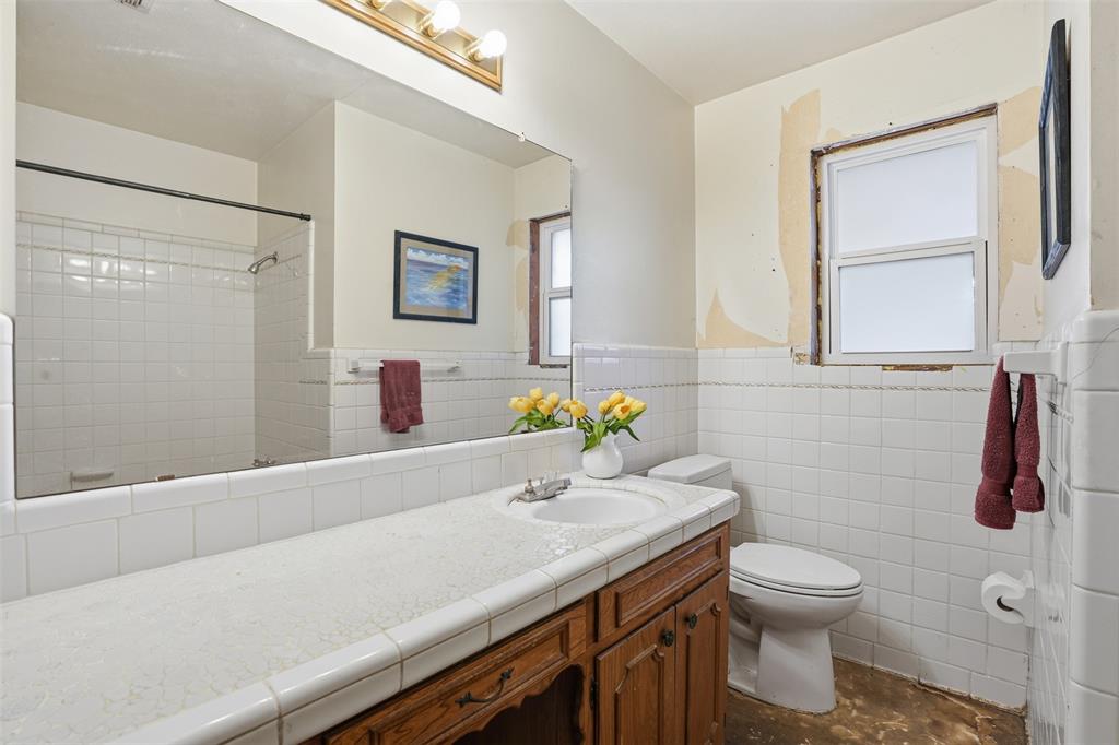 503 Azalea Drive Grapevine, TX 76051 - Photo 23 of 31 Hall bath