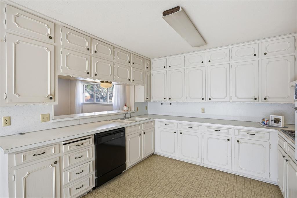 503 Azalea Drive Grapevine, TX 76051 - Photo 5 of 31 So many cabinets!