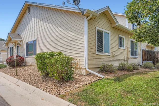 a view of a house with backyard