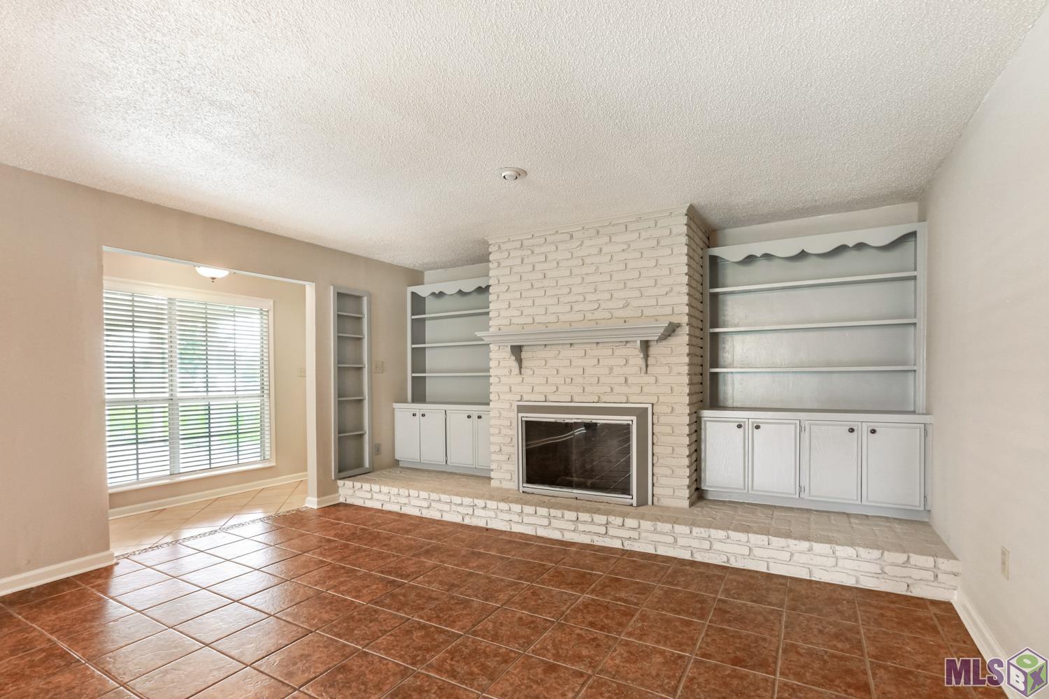 9264 Bermuda Avenue Baton Rouge, LA 70810 - Photo 3 of 18 Livingroom 2