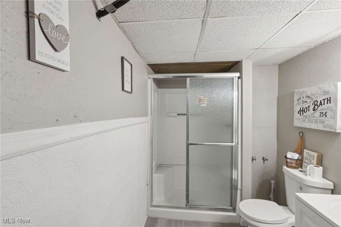 2634 Brunswick Road Youngstown, OH 44511 - Photo 33 of 50 Bathroom with vanity, a shower with door, toilet, and a drop ceiling