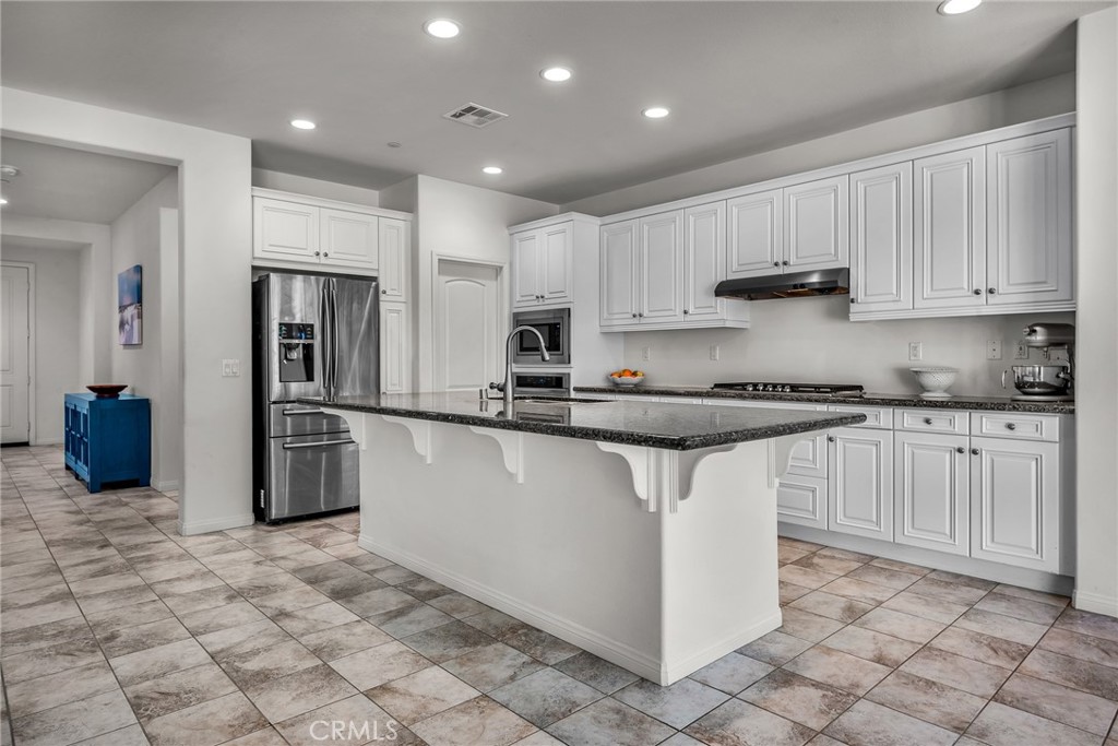 28217 Nield Court Saugus, CA 91350 - Photo 26 of 41 Kitchen