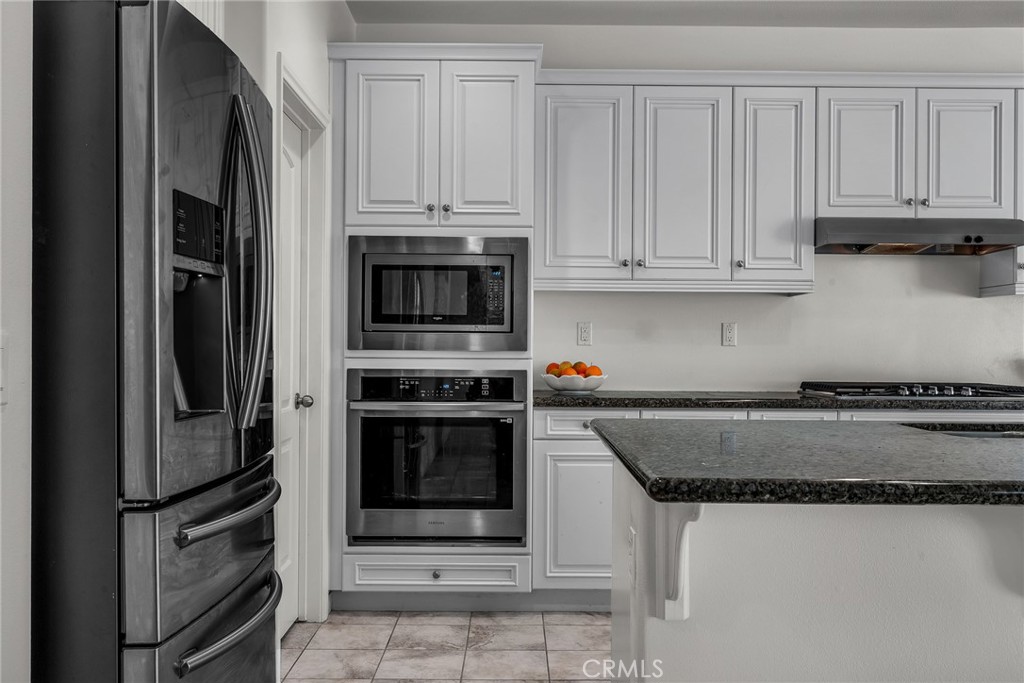 28217 Nield Court Saugus, CA 91350 - Photo 27 of 41 Kitchen